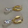 Pendientes de perlas irregulares de forma lisa dorada, pendientes de temperamento francés versátiles, pendientes de diseño de moda nicho