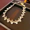 Estilo Minimalista Metal Empalmado Flor Collar Diseño Retro Elegante Cadena para Clavícula Joyería Transfronteriza Europea y Americana Venta al por Mayor para Mujeres