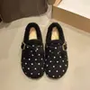 Zapatos mullidos de lunares para mujer otoño invierno con aumento interno de altura totalmente cerrados estilo Birkenstock con forro de felpa cálidos para uso exterior versátiles para personas perezosas zapatos de algodón