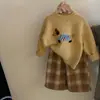 Nueva Colección Otoño/Invierno 2025 para Niñas: Conjunto de Dos Piezas Popular de Cárdigan de Punto y Pantalones a Cuadros Forrados de Polar para Niños
