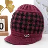 Gorro de tricô de inverno para mulheres de meia-idade e idosas, chapéu de lã quente com forro de fleece, chapéu de algodão espesso para vovó, protege as orelhas e resistente ao frio