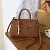 Bolsa de Celebridade da Internet Feminina Outono e Inverno 2025 Fivela de Cinto de Camurça Fosca Retrô Bolsa de Mão com Alça de Ombro Bolsa Tote Versão Coreana