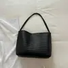 Bolsa de palha trançada estilo vintage coreano com textura única, bolsa de ombro e de axila simples e de nicho para o verão de 2026