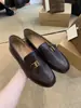 Mocassins femininos estilo britânico 2026 outono vintage estilo old money fivela de metal bico redondo slip-on sapatos de couro para mulheres