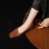 Zapatos planos gigantes de piel de vaca lavada suave de talla grande para mujer, nuevos zapatos de cuero de una sola capa con punta cuadrada de estilo tejido vintage.