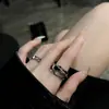 Anillo de cristal negro con estilo geométrico frío, diseño de nicho, personalidad de moda, sensación avanzada, anillo abierto, moda femenina popular en Internet.
