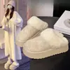 Botas de nieve blancas de suela gruesa que aumentan la altura, pantuflas de algodón para usar al aire libre, nuevo estilo de invierno 2026 para mujer, forradas de felpa, punta cerrada, diseño de pantufla a media altura esponjosa