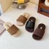 Nuevas Pantuflas Versátiles Resistentes a la Suciedad de Cuero Gamuzado Otoño/Invierno para Niñas 2025 Uso Exterior Correa Única Lana de Cordero Casual Perezoso Antideslizantes
