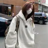 Moletom Bordado com Capuz para Mulheres, Forrado com Fleece, Espessado para Outono e Inverno, Novo Casaco Branco e Cinza Solto de Manga Longa para Casais