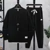 Conjunto casual de tricô waffle para homens, estilo primavera e outono, combinado com um moletom esportivo estiloso e moderno, um look completo de outono para homens.