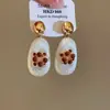 Pendientes de perla de concha con aguja de plata estilo vintage, adecuados tanto para el trabajo como para el uso casual, versátiles y elegantes, con un toque de lujo y sofisticación