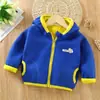 Suéter Infantil com Forro de Fleece Outono e Inverno Novo Roupa para Meninos e Meninas Blusa com Capuz Infantil Jaqueta de Fleece para Bebê