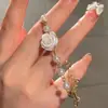 Pulsera de Camelia para Mujer, Mismo Estilo que en Xiaohongshu, Nicho Ins de Lujo Ligero, Pulsera de Amistad Vintage Juvenil con Perlas de Agua Dulce