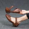 Sandálias femininas novas de verão 2024 com sola macia de couro bovino e superfície macia, sapatos femininos retrô de salto baixo feitos à mão