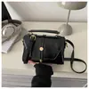 Elegante y minimalista bolso pequeño cuadrado para mujer, perfecto para ir al trabajo, con un diseño chic y moderno, nuevo bolso cruzado ligero estilo coreano para otoño de 2026