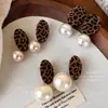 Aretes Melard ovalados con estampado de leopardo y perla, aretes largos geométricos aterciopelados, aretes estilo retro otoño/invierno para mujer