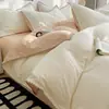 Juego de Ropa de Cama de Algodón de Cuatro Piezas con Borde de Concha de Lujo Ligero, Sábana Plana, Funda de Edredón, Sábana Ajustable, Juego de Tres Piezas para Estudiantes Universitarios