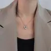 Collar con colgante de amor simple y versátil de Marka, joyería europea y americana, cadena de clavícula de acero de titanio y oro de 18 quilates.