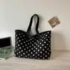Bolsa de verão de grande capacidade para mulheres, com textura semelhante a camurça e estampa de bolinhas, adequada para a escola, versátil para estudantes e uma bolsa tote prática para o dia a dia.