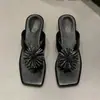 Sandálias de fogo requintadas estilo coreano para mulheres, uso externo de verão, novo modelo 2026, chinelos de alta qualidade com strass para combinar com saias