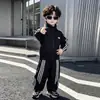 Traje Masculino Estilo Primavera e Outono 2026 Novo Estilo Menino Pequeno Outono Casual Roupa Esportiva Conjunto de Duas Peças Lindo e Estiloso Infantil