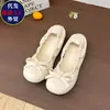 Exquisitos zapatos planos rojos estilo francés para mujer, nuevo modelo de verano 2026, versátiles zapatos de ballet de corte bajo con suela blanda