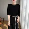 Cuentas curvas, ligeras y con caída, con una corbata de cinturón irregular, única y a la moda que modifica la figura, adecuada para un estilo casual y relajado en primavera y verano
