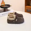Zapatos Casuales para Niñas con Felpa Cálida de Lana de Cordero y Algodón 2026 Nuevo Estilo de Invierno Suela Suave Zapatos de Algodón de Doble Capa Versátiles Zapatos tipo Birkenstock Modernos