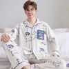 Pijama masculino 100% algodão, de manga longa, com gola e design de abertura frontal, adequado para primavera e outono, disponível em tamanhos grandes, com estampas de desenhos animados, e pode ser usado como roupa de casa fora de casa