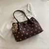 Bolsos de gamuza europeos y americanos para mujer, nueva colección de otoño 2026, bolso de hombro Maillard de alta gama, bolsa de mano de gran capacidad