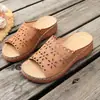 Sandalias planas caladas con estampado floral para mujer, calzado casual, estilo retro para mujeres de mediana edad, sandalias planas, artículo de gran venta internacional