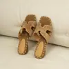 Couro Macio! Chinelos Femininos 2026 Novo Estilo Casual de Férias Marrom Bico Quadrado Couro Fosco Slip-on Sandálias de Uma Tira