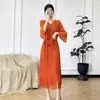 Vestido Plissado com Vento Suave e Aplicações Florais Tridimensionais, Mangas Flare com Contas, Franjas, Laço Solto, Efeito Emagrecedor e Saia Elegante de Comprimento Médio