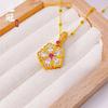 Colgante de Trébol de Cinco Hojas Hueco de Filigrana de Oro Antiguo Diamante Lujo Accesible Flor de Corindón Rojo de Gama Alta Colgante Joyería