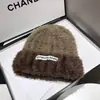 Nuevo estilo de gorro de invierno para mujer, grueso, pequeño, de felpa, cálido, de lana, moderno, con cabeza grande, protección para las orejas, gorro de punto.