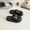 Chinelos Infantis 2026 Nova Moda de Verão Sandálias Casuais Fechadas para Uso Externo Versáteis para Meninas