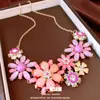 Collar con colgante de flor tachonado de diamantes, diseño de nicho de lujo ligero, cadena para la clavícula de alta gama, joyería de moda exagerada y única al por mayor