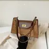Bolso de axila retro de alta gama para mujer, nuevo de otoño 2026, moda de nicho, bolso pequeño cuadrado versátil de un solo hombro cruzado
