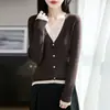 Estilo de dos piezas falso con cuello en V simple y elegante, ajuste ceñido, con capas distintivas, estilo commuter de primavera y otoño para mujer, transfronterizo