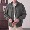Chamarra bomber Cleanfit desestructurada con cuello alto para hombre, chaqueta corta estilo béisbol americano con silueta de hombro estructurada, chaqueta de trabajo