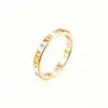 Anillo Sencillo de Lujo Ligero Moda Estilo Romano con Números Romanos Incrustaciones de Diamante Anillo de Pareja de Lujo Ligero Nicho Anillo de Dedo de Acero de Titanio Resistente al Color