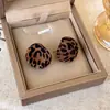 Brincos Geométricos de Leopardo com Flocagem Vintage para Mulheres Brincos de Luxo Leve com Sensação de Alto Padrão Joias de Orelha Brincos Elegantes Acessórios para Brincos