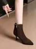 Novas botas femininas curtas outono/inverno 2026, com forro de pelúcia, bico fino sexy, efeito emagrecedor, design moderno, salto fino e enfeites de strass, criando um look elegante e estiloso