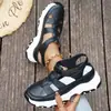 2025 Plataforma de Ropa Exterior Suela Gruesa Aumentador de Altura Interior Zapatos para Mujer Transfronterizo Talla Grande Verano Nuevas Sandalias Casuales Caladas para Mujer