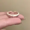 Anillo retro estilo vintage para mujer, versátil y moderno, adecuado para apilar, con un diseño único y elegante microincrustado, anillo para el dedo índice estilo ins, nuevo modelo de moda