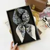 Pañuelo cuadrado marrón estilo Maillard para mujer, nuevo modelo otoño 2026, elegante y versátil, se puede usar como accesorio decorativo para el cabello o bufanda para el cuello, venta al por mayor