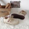 Sapatos de treino de argan de sola grossa estilo coreano para mulheres 2023 outono e inverno forrado de lã novos sapatos brancos de nicho retrô tênis casuais