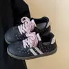 Zapatillas de entrenamiento alemanas de lunares para mujer, nuevo modelo popular 2026, zapatos versátiles transpirables de suela gruesa para primavera/verano, zapatillas casuales de nicho