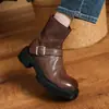 Botas Martin para mujer hechas de cuero de caballo de plena flor, con un tacón medio robusto, acabado teñido y un detalle de cremallera lateral y hebilla, perfectas para otoño e invierno.