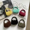 Mini bolsa de camurça para mulheres, novo estilo 2026, retrô e única, pequena bolsa tote com alça de corrente, exalando uma sensação de luxo.